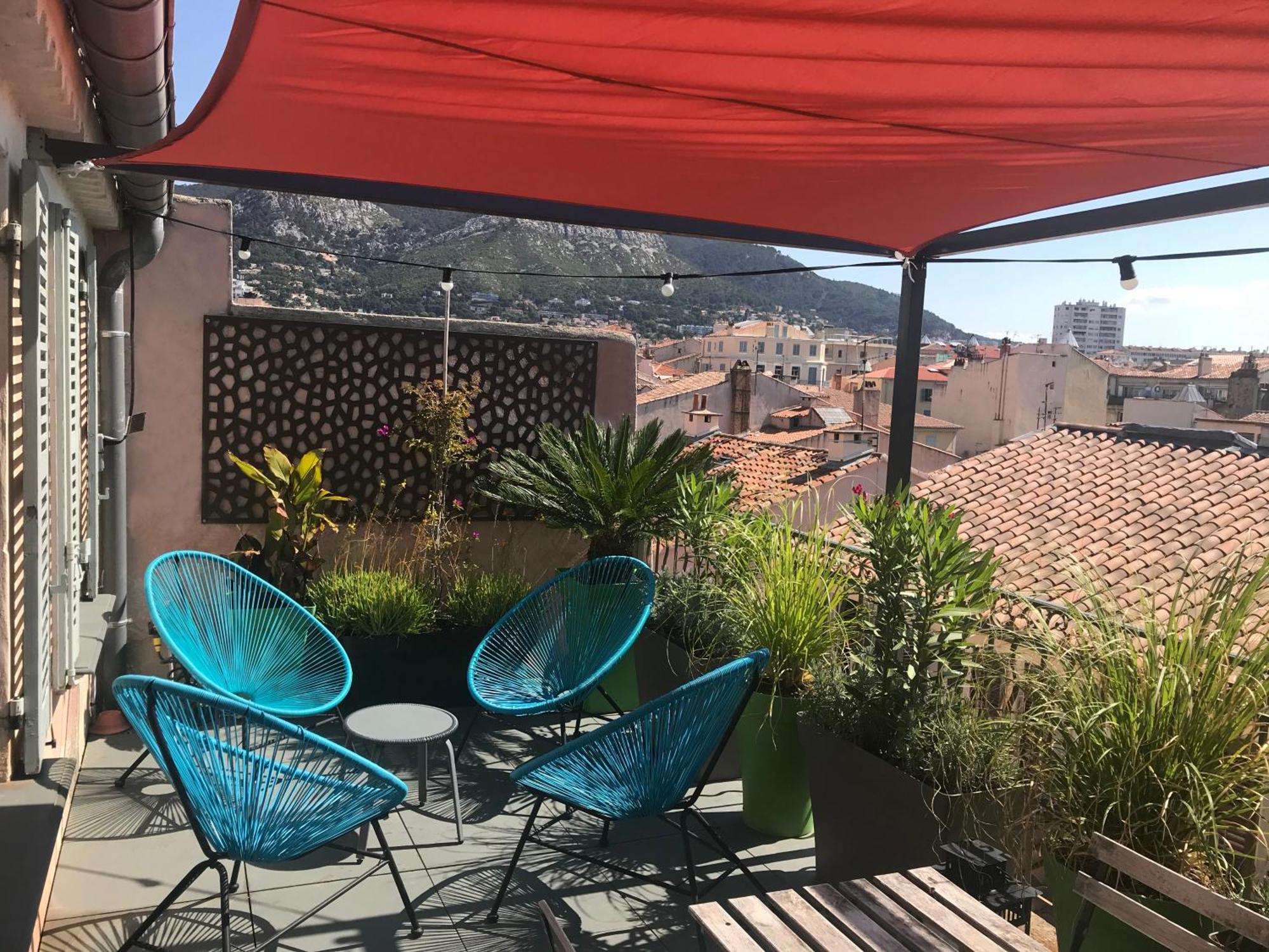 2 Pieces Avec Grande Terrasse - Centre De